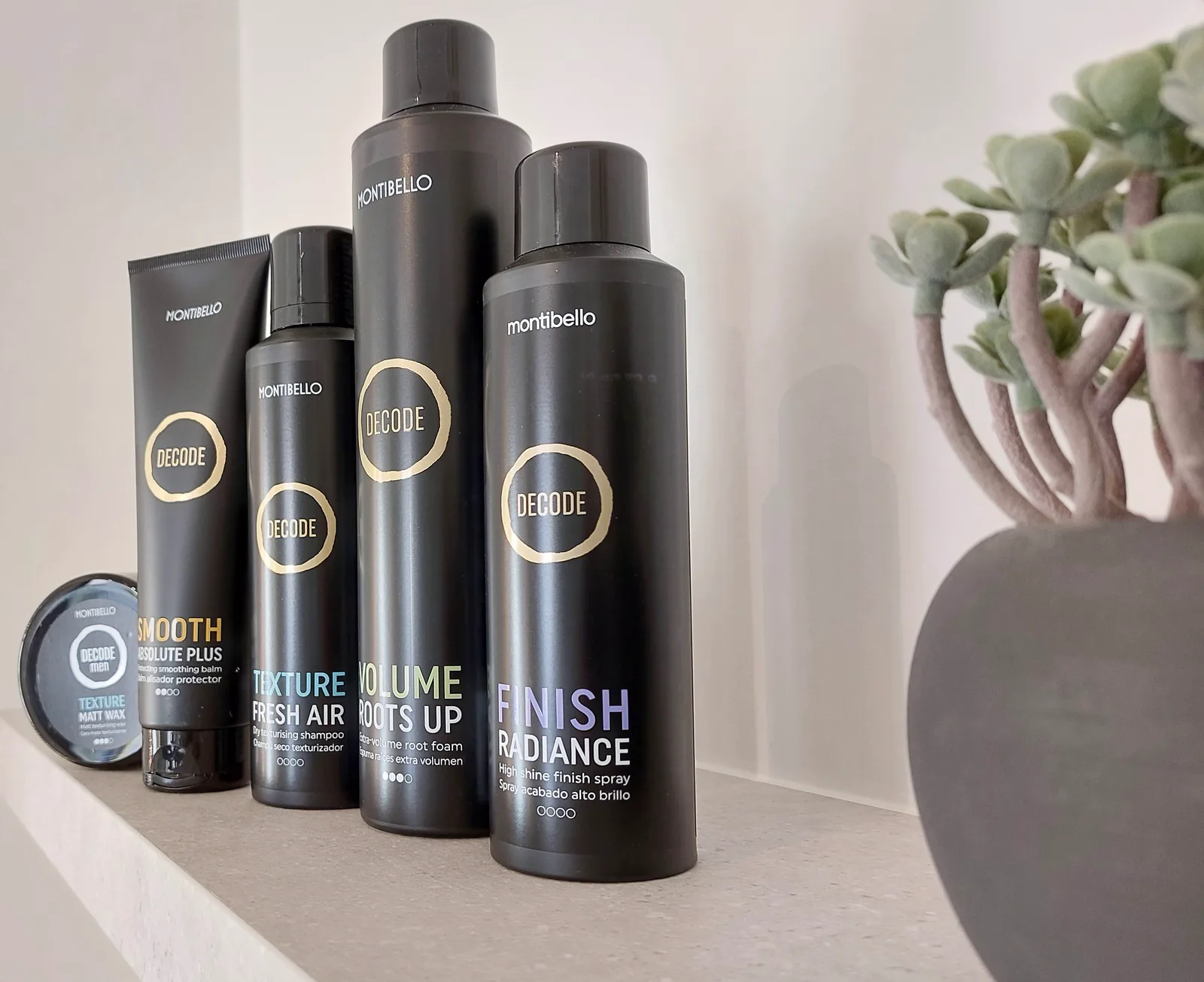 Stylingproducten uit de Decode-lijn van Montibello op het schap in het salon