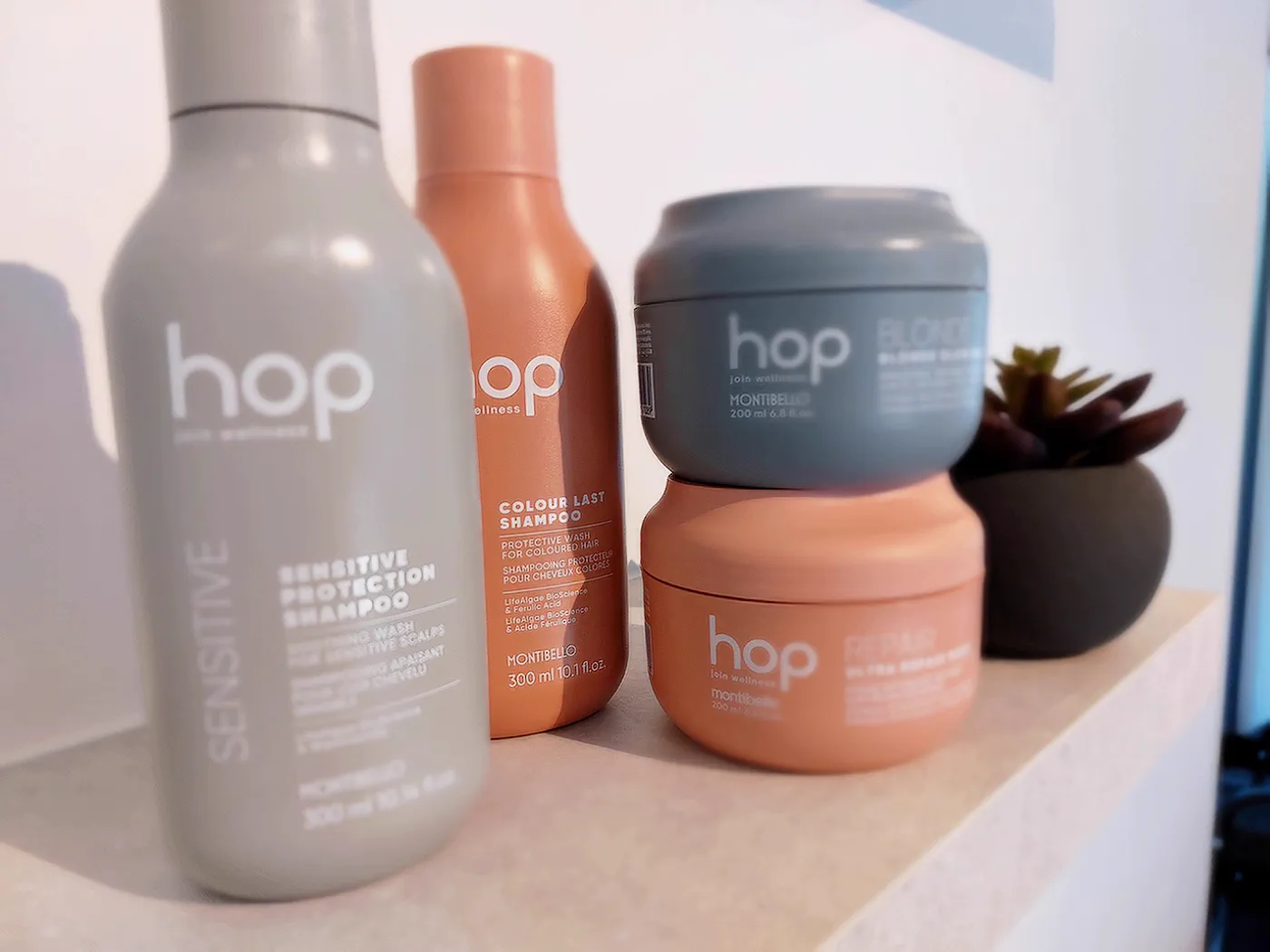 Shampoo en maskers uit de HOP-lijn van Montibello op het schap in het salon