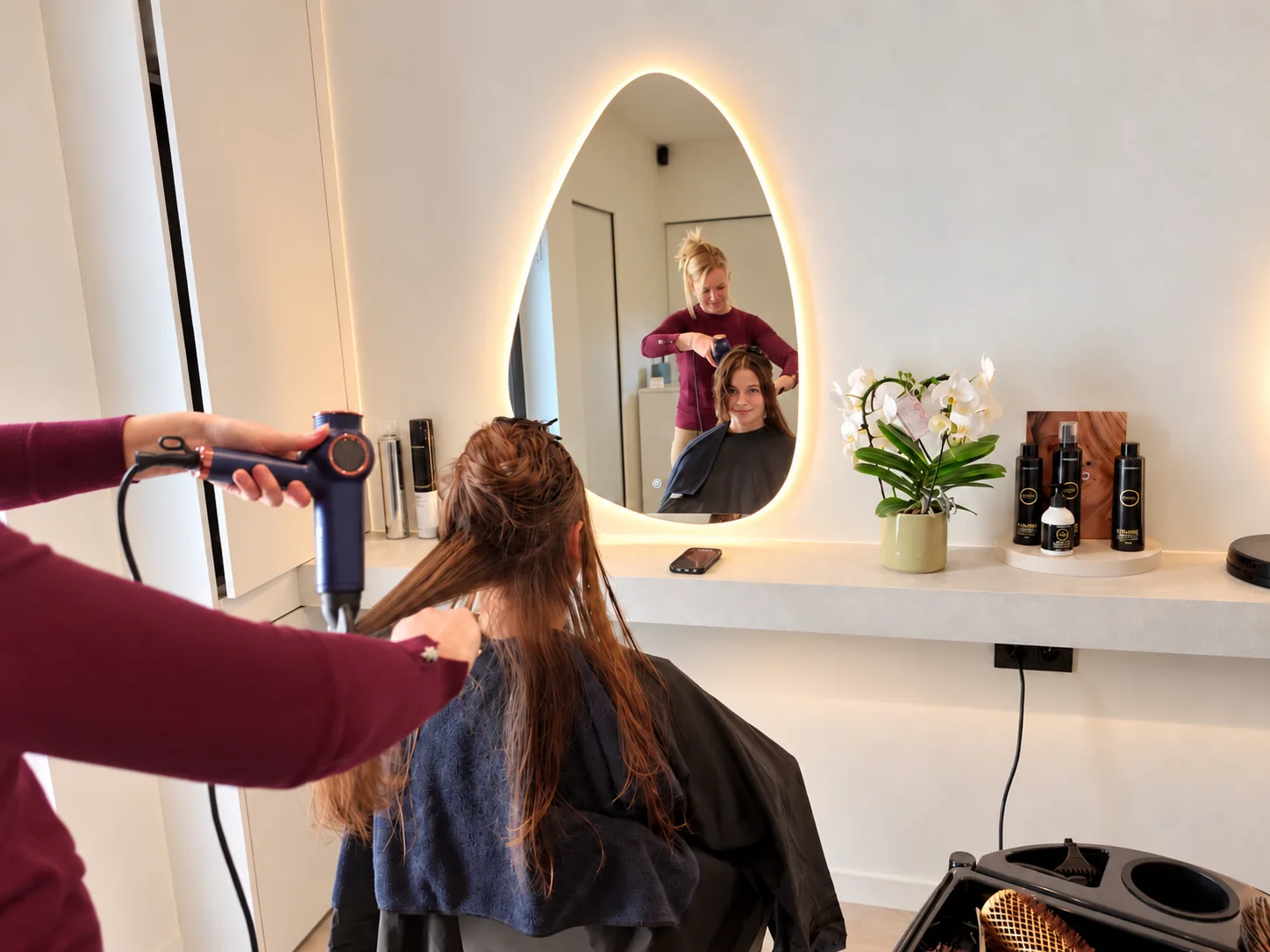 Brushing van lang haar met haarherstel van Montibello, na twee jaar niet naar de kapper geweest te zijn