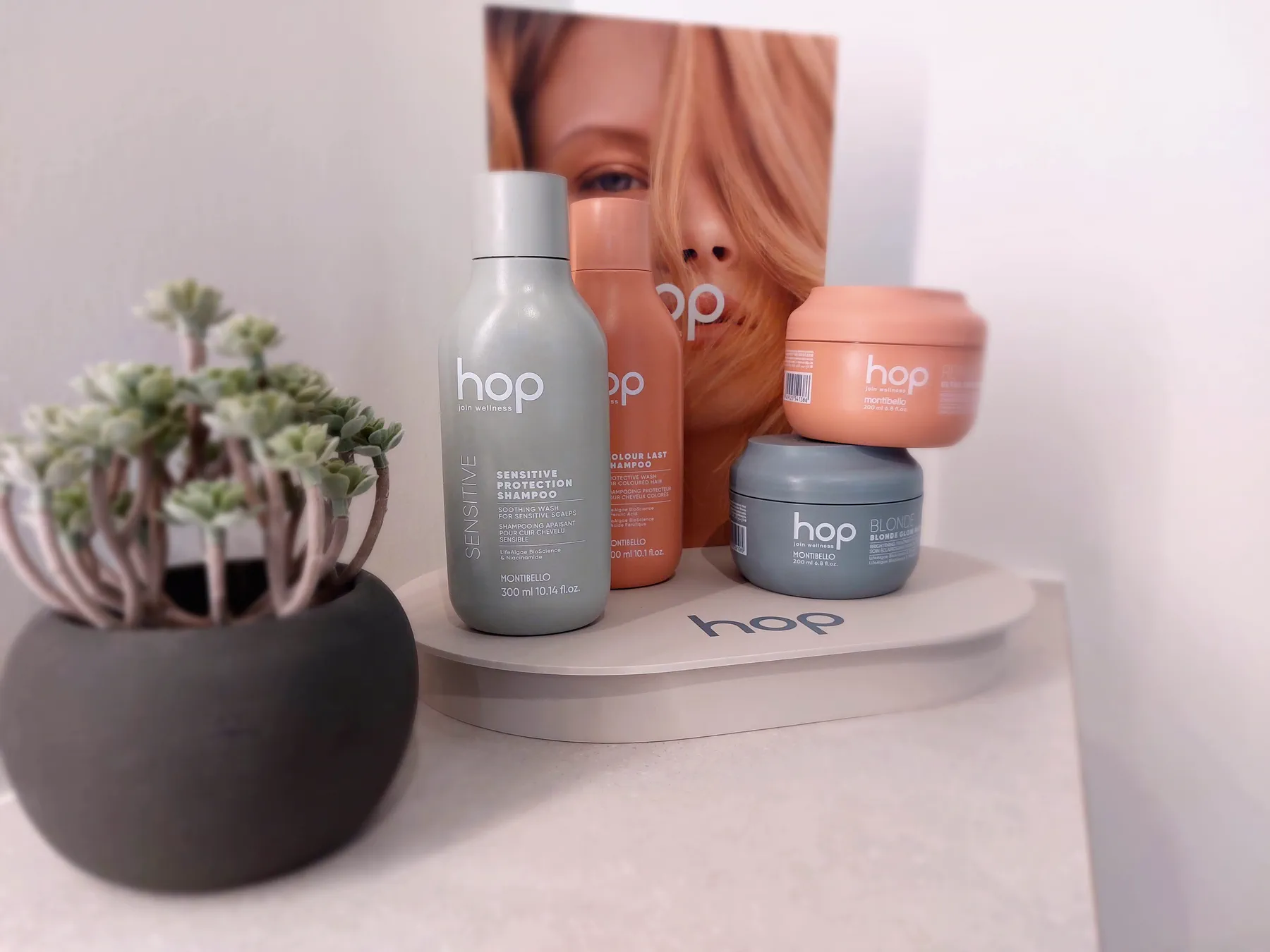 HOP-verzorgingsproducten van Montibello op een schap in het salon